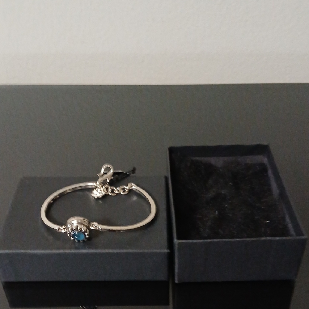 Elegant Silver Bracelet with Blue Gemstone